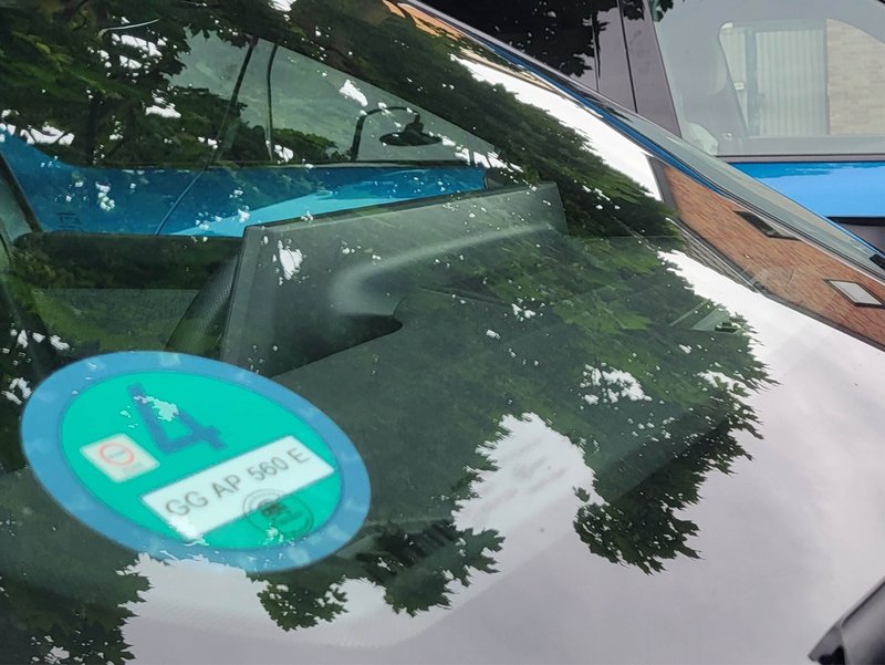 deutsche-umweltplakette-windschutzscheibe-auto.jpg Bild deutsche-umweltplakette-windschutzscheibe-auto.jpg